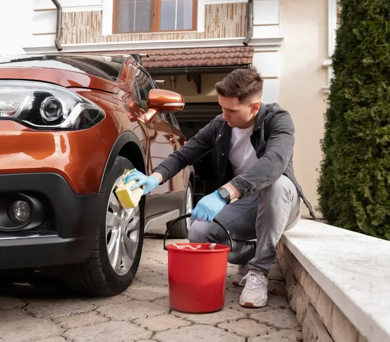 Lavage auto à domicile Baguer-Morvan : professionnel intervenant sur un véhicule